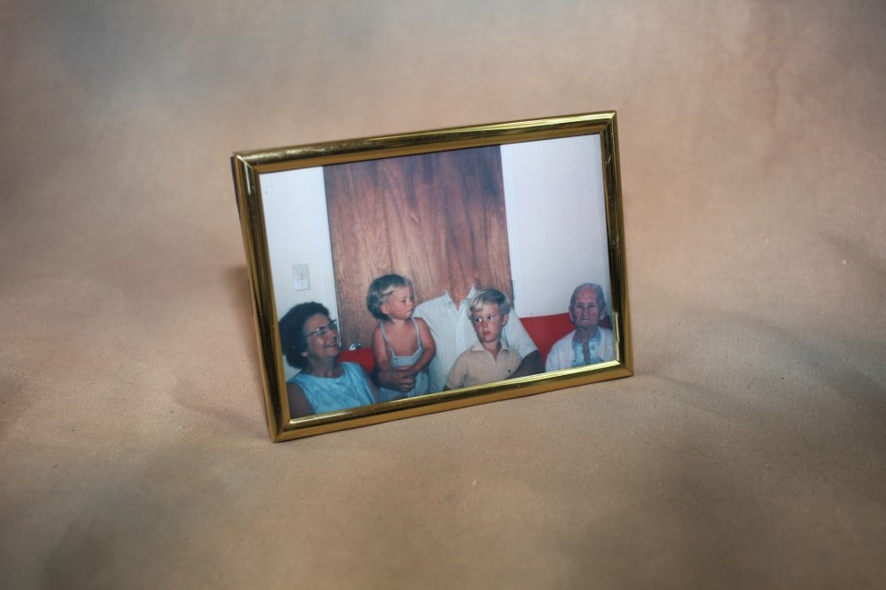 Dads - L'assenza paterna nelle foto manipolate di Camille Léveque | Collater.al