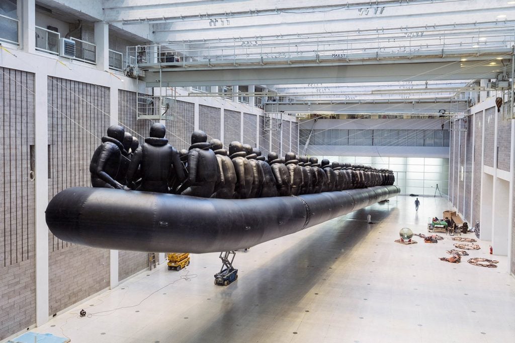 The Law of the Journey, la gigantesca installazione di Ai Weiwei in difesa dei rifugiati | Collater.al