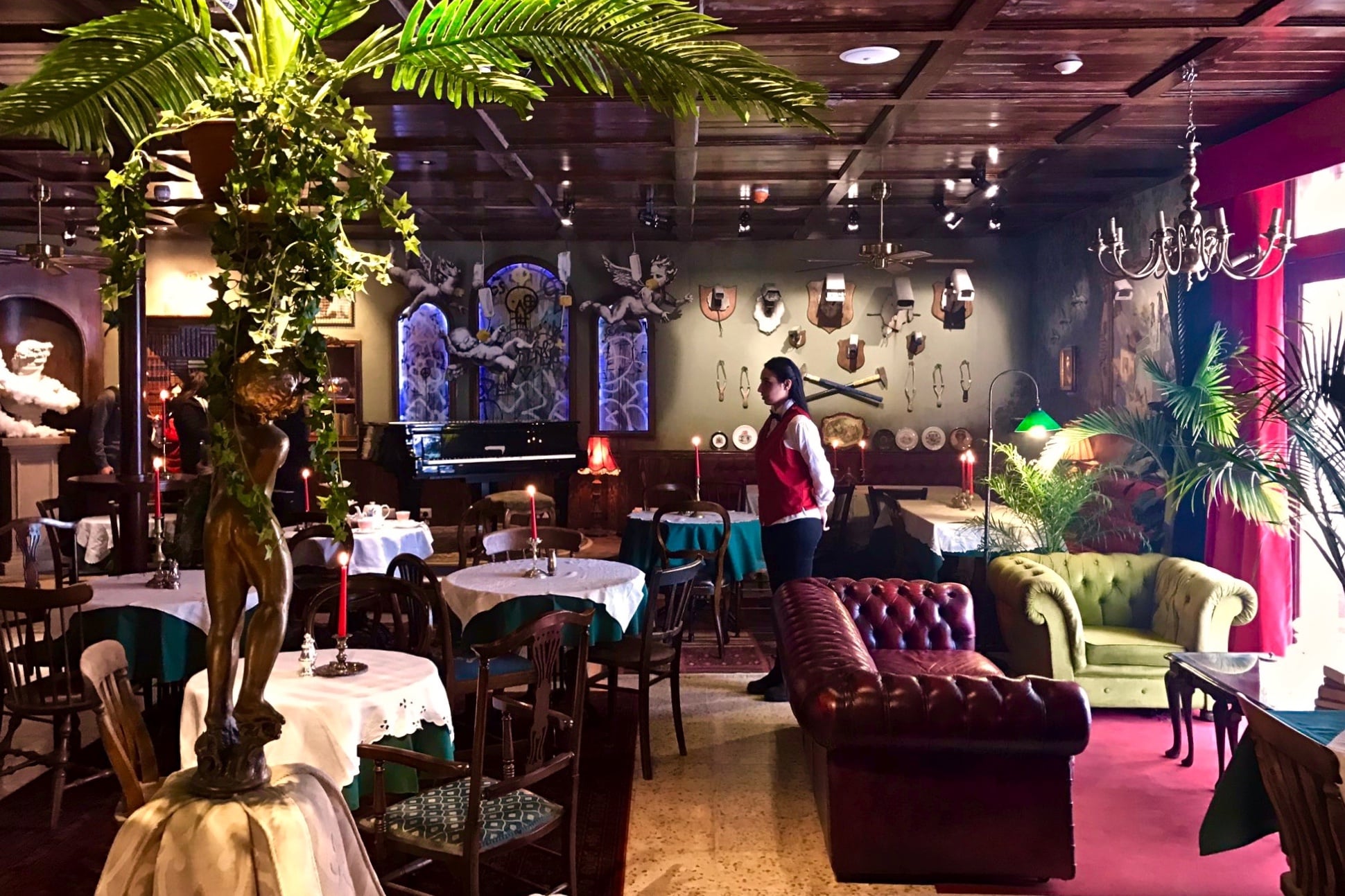 Banksy apre 'The Walled Off Hotel' a Betlemme | Collater.al