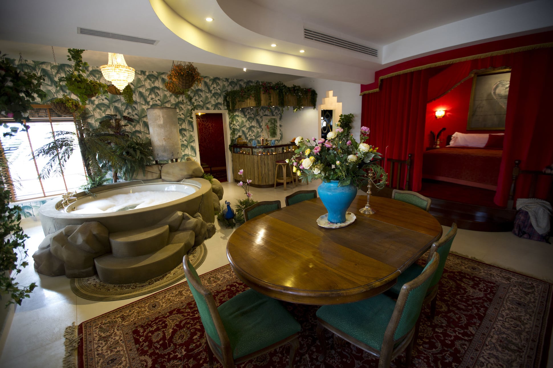 Banksy apre 'The Walled Off Hotel' a Betlemme | Collater.al
