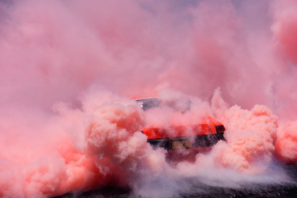 Burnout, la bellezza delle auto da corsa nella nuova serie di Simon Davidson | Collater.al