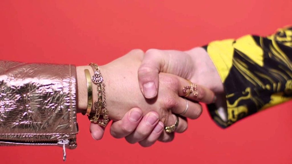 High Five, una divertente guida del 21 secolo alla gesticolazione | Collater.al