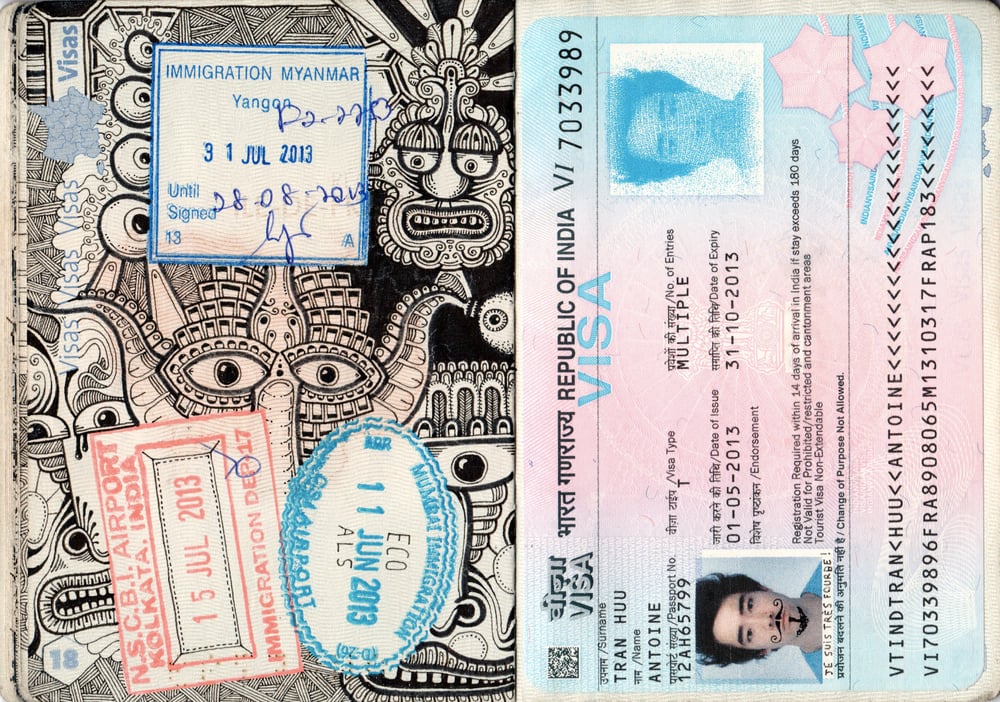 I passaporti pieni di doodles di Leonard Combier | Collater.al