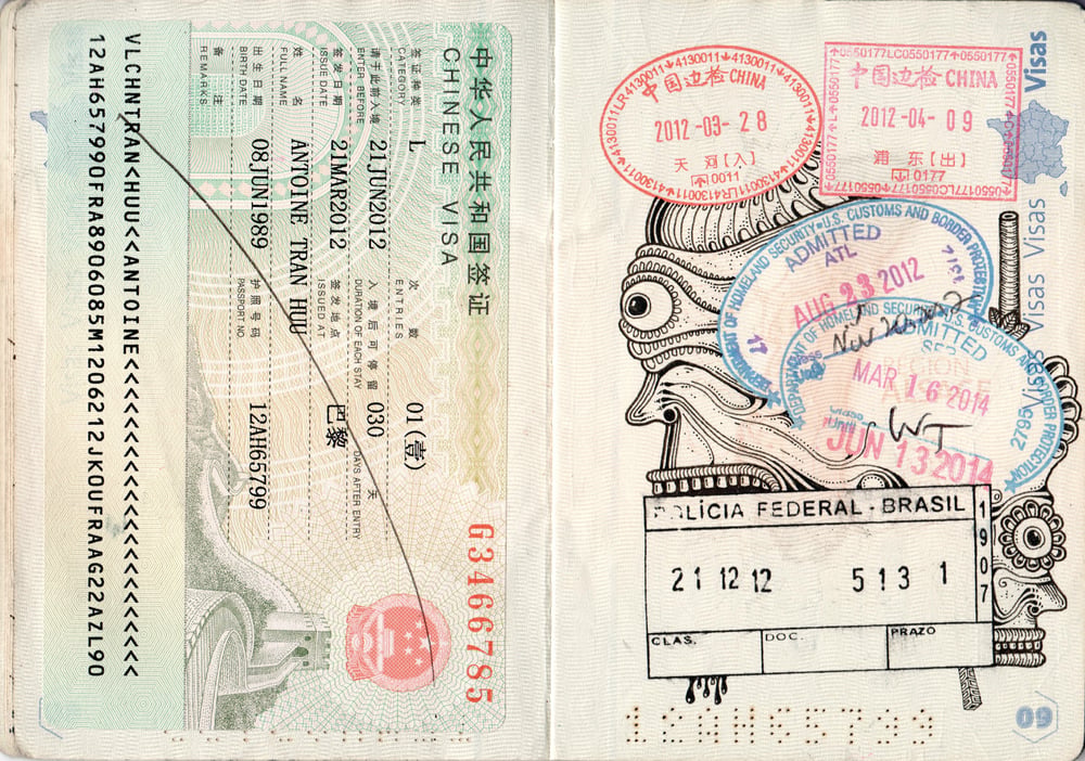 I passaporti pieni di doodles di Leonard Combier | Collater.al