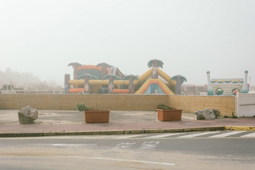 Plage Isolee, la solitudine nelle fotografie di Raul Guillermo | Collater.al