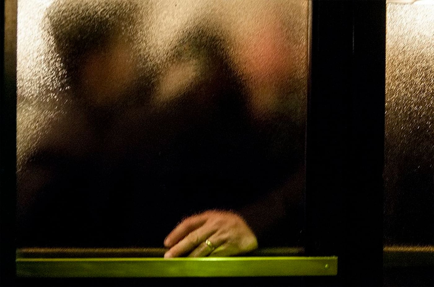 Behind A Glass, i riflessi della città nel scatti di Umberto Verdoliva | Collater.al 2