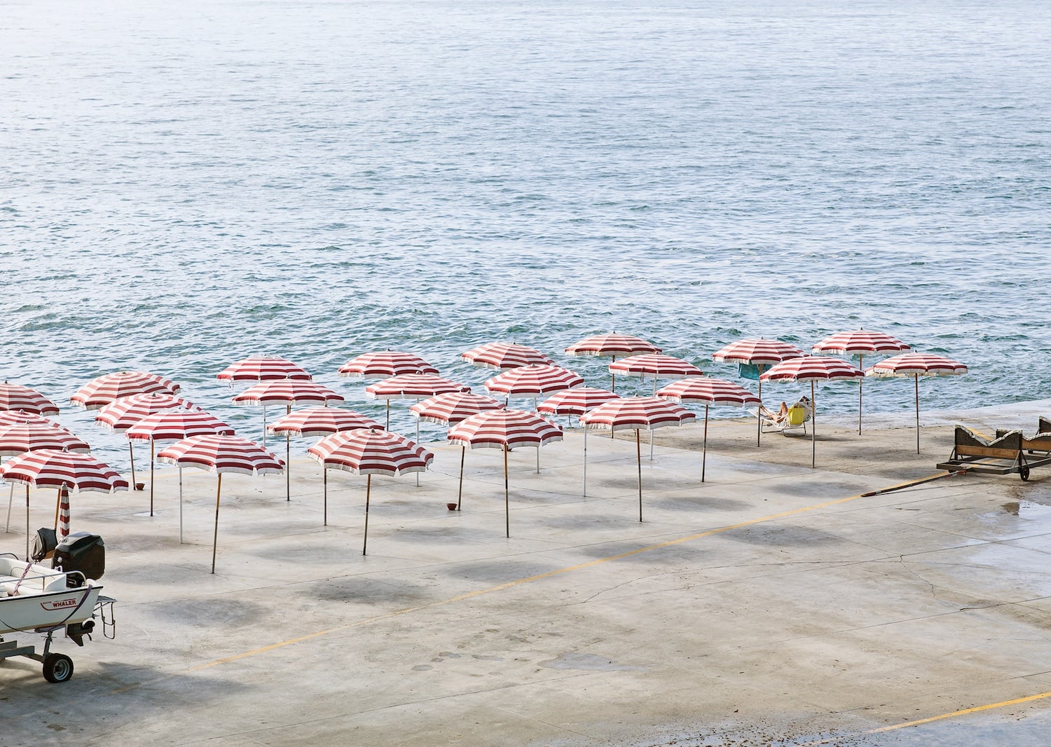 Genova - i tuoi colori, le spiagge artificiali del capoluogo ligure attraverso gli occhi di Niels Schubert | Collater.al 2