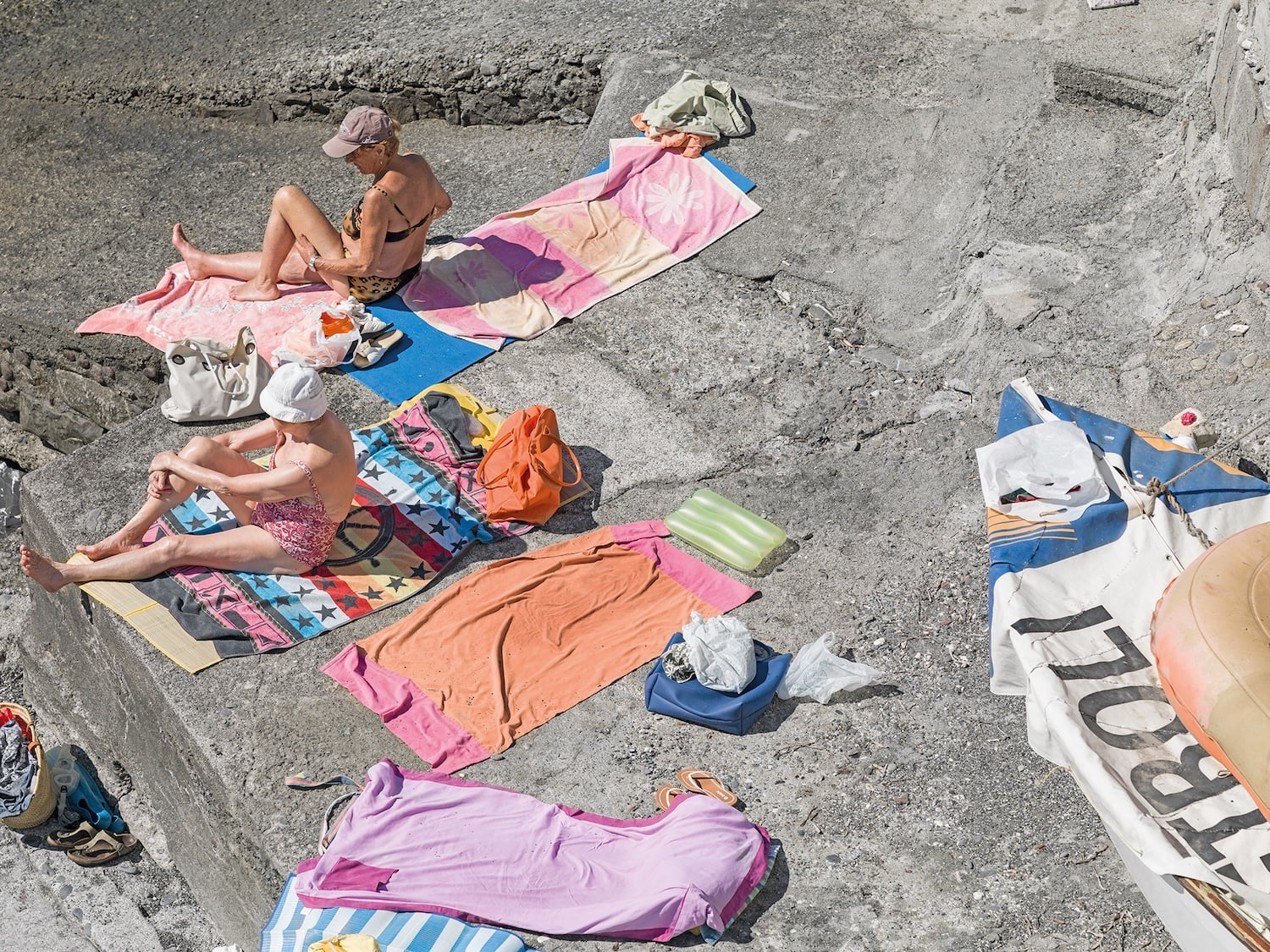 Genova - i tuoi colori, le spiagge artificiali del capoluogo ligure attraverso gli occhi di Niels Schubert | Collater.al 5