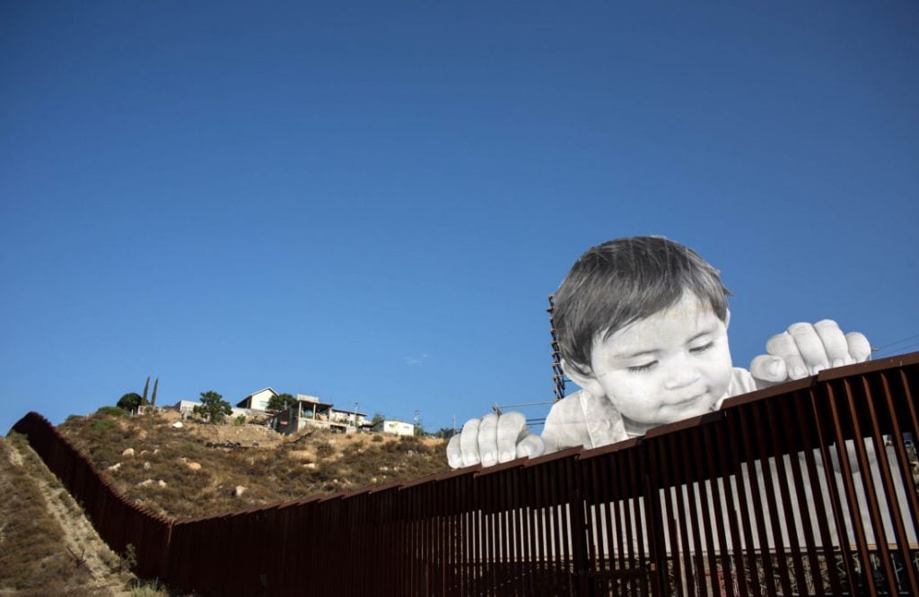 Kikito, il bambino di JR che sfida il muro di Trump | Collater.al 1
