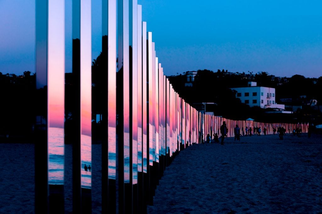 1:4 MILE ARC, l’installazione che riflette il mare di Phillip K Smith III | Collater.al 7