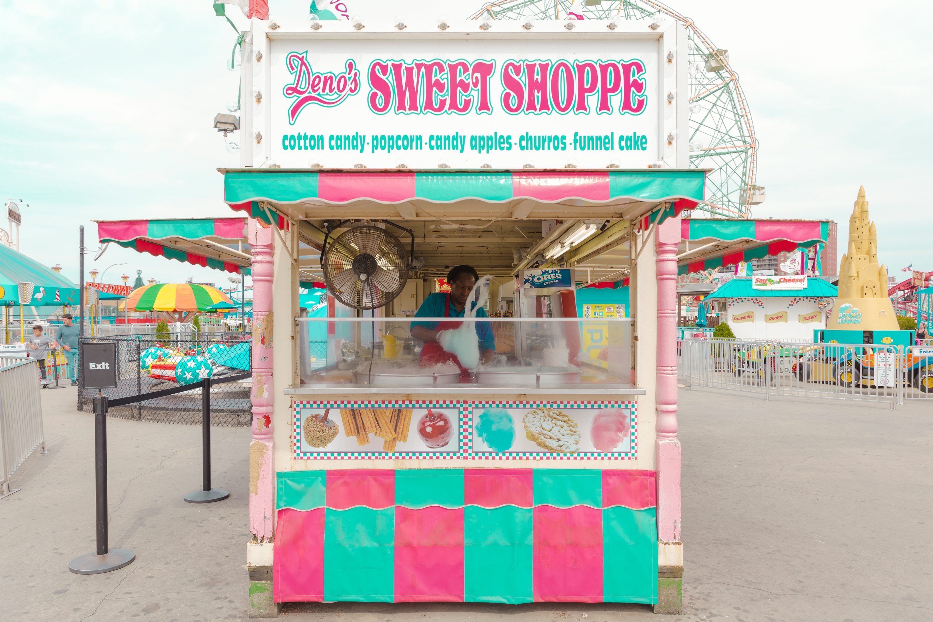 Coney Island, Salvador Cueva fotografa la sua infanzia | Collater.al
