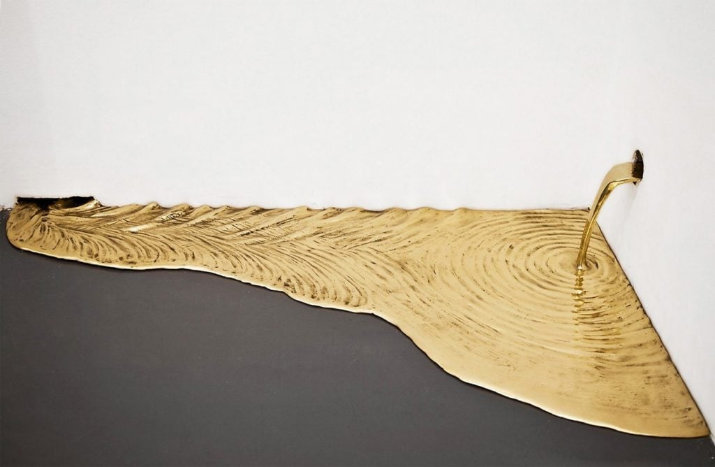 Gold Leaks, l’installazione di Vanderlei Lopes tra arte e alchimia | Collater.al 1