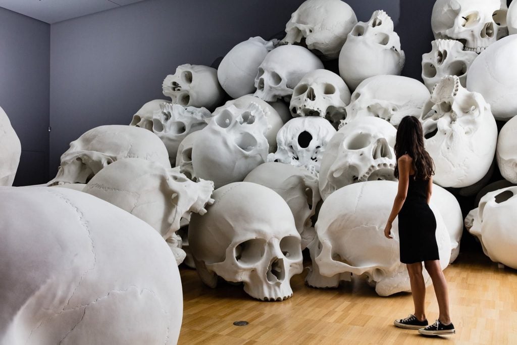 Mass, gli enormi teschi dello scultore Ron Mueck | Collater.al