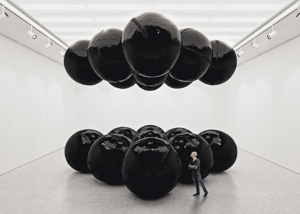 Black Balloons, the hypnotic balance of Tadao Cern's installations