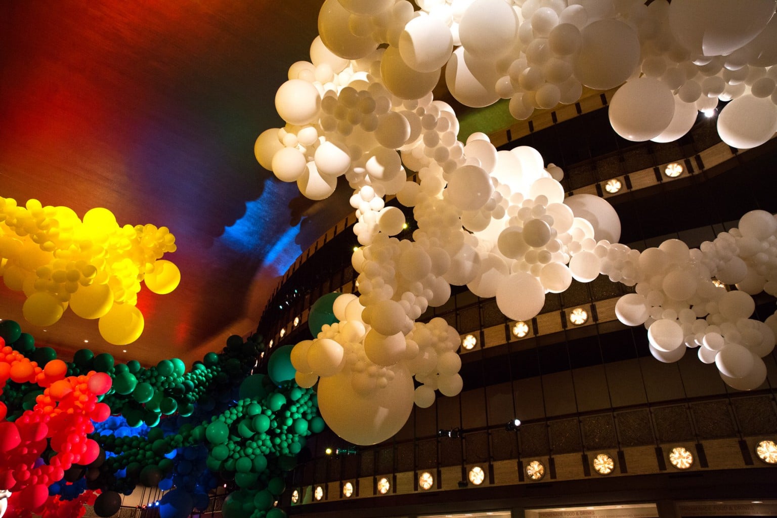Gli immensi palloni di Geronimo al Lincoln Center di Manhattan | Collater.al 2