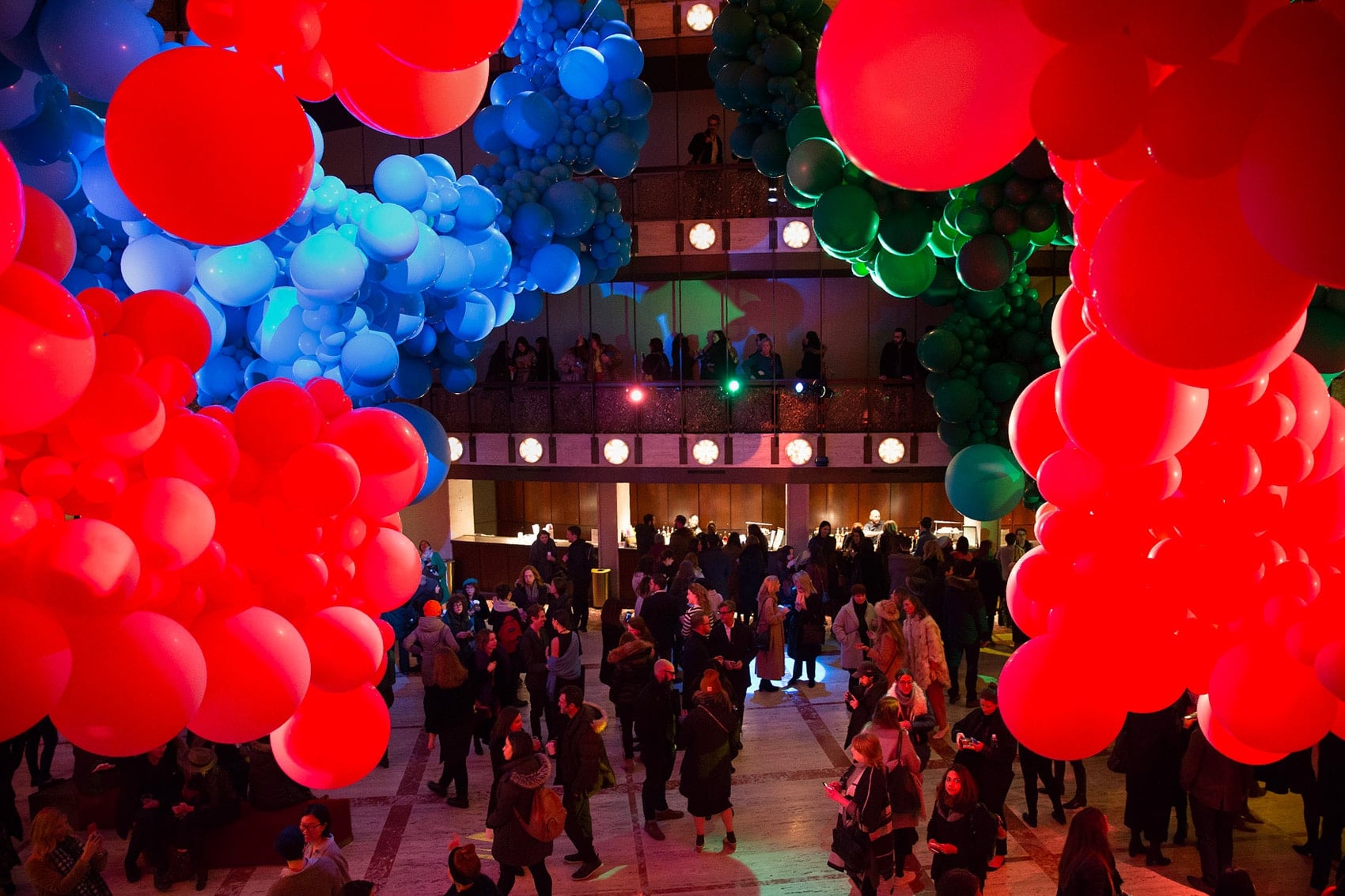 Gli immensi palloni di Geronimo al Lincoln Center di Manhattan | Collater.al