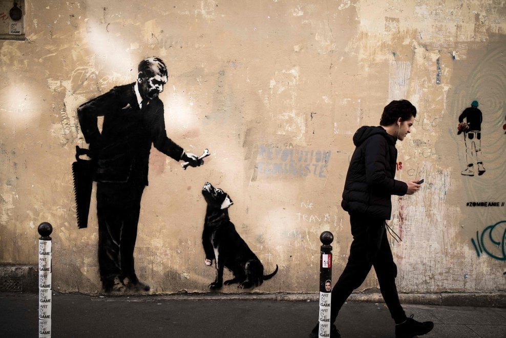 Banksy approda a Parigi con sei nuovi murales politici | Collater.al 1