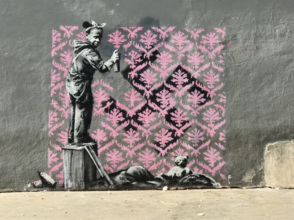 Banksy approda a Parigi con sei nuovi murales politici | Collater.al 2