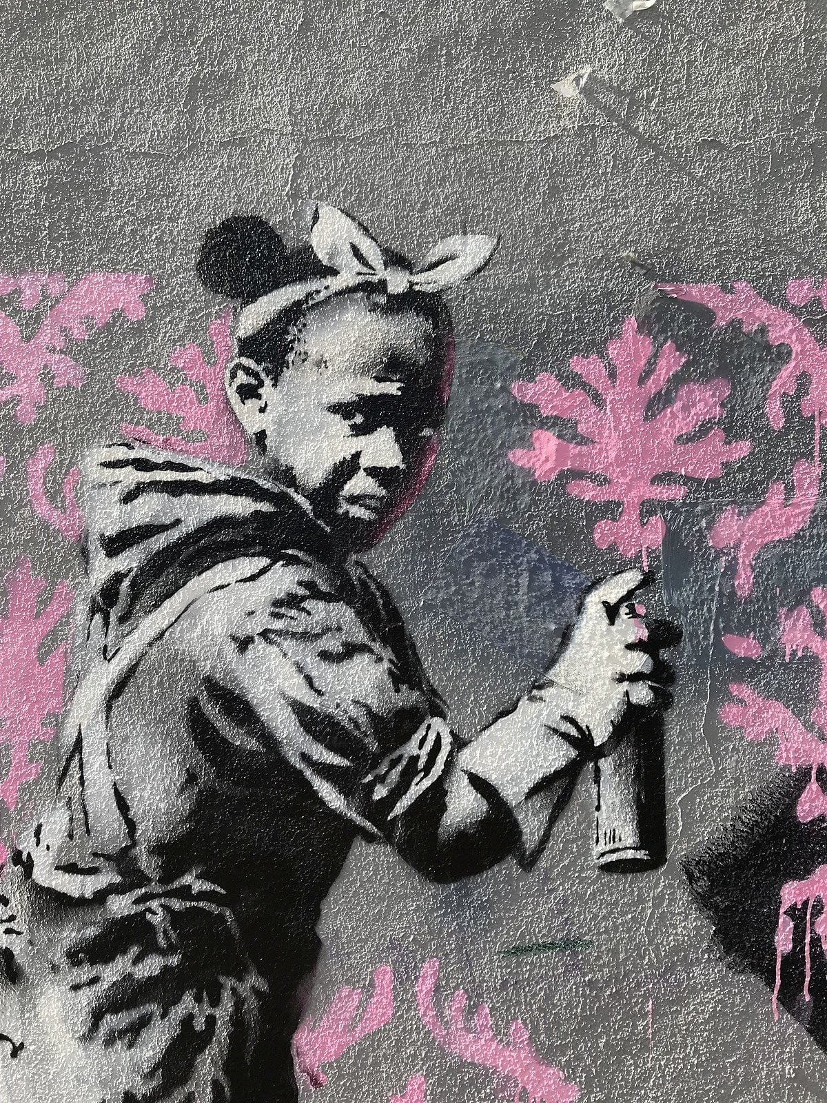 Banksy approda a Parigi con sei nuovi murales politici | Collater.al 3