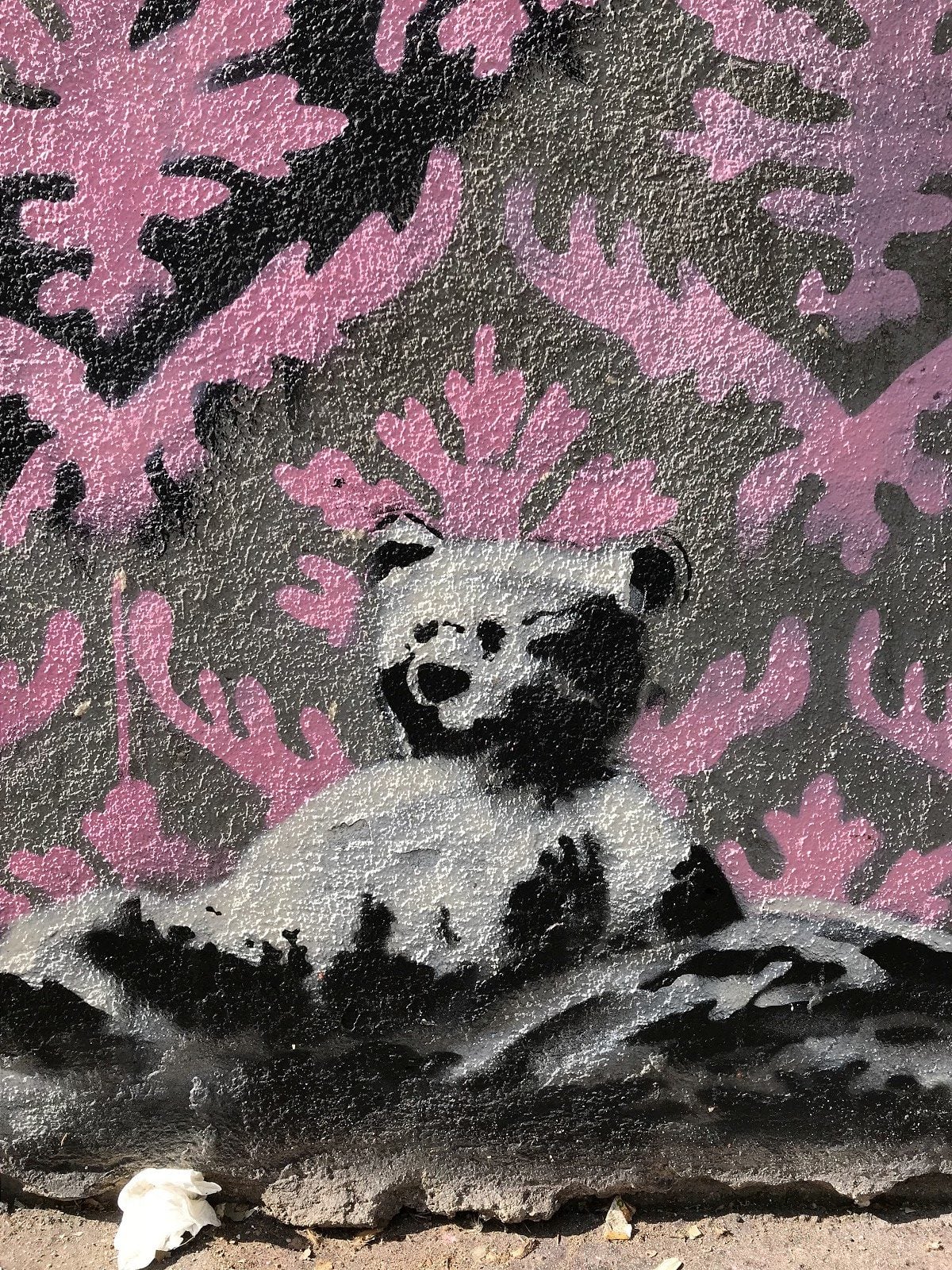 Banksy approda a Parigi con sei nuovi murales politici | Collater.al 4