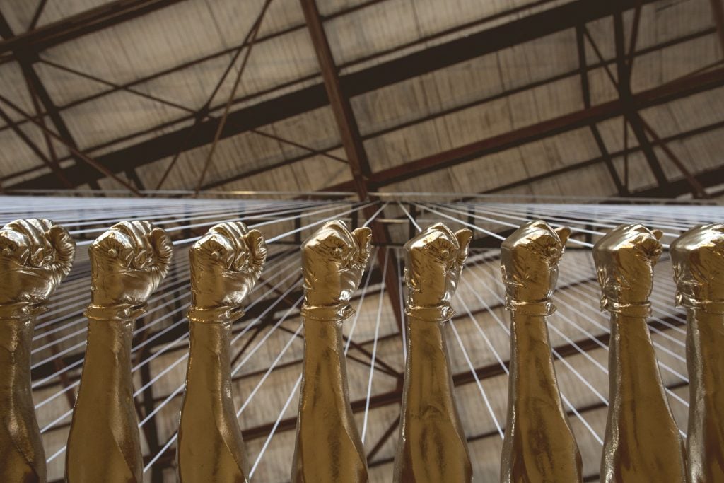 L'iconico gesto di Tommie Smith, immortalato da Glenn Kaino | Collater.al