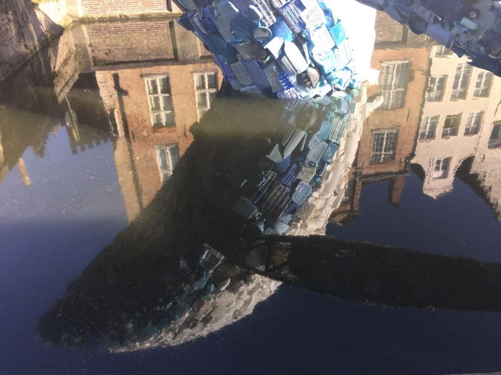 Skyscraper una balena di plastica raccolta sulle spiagge | Collater.al