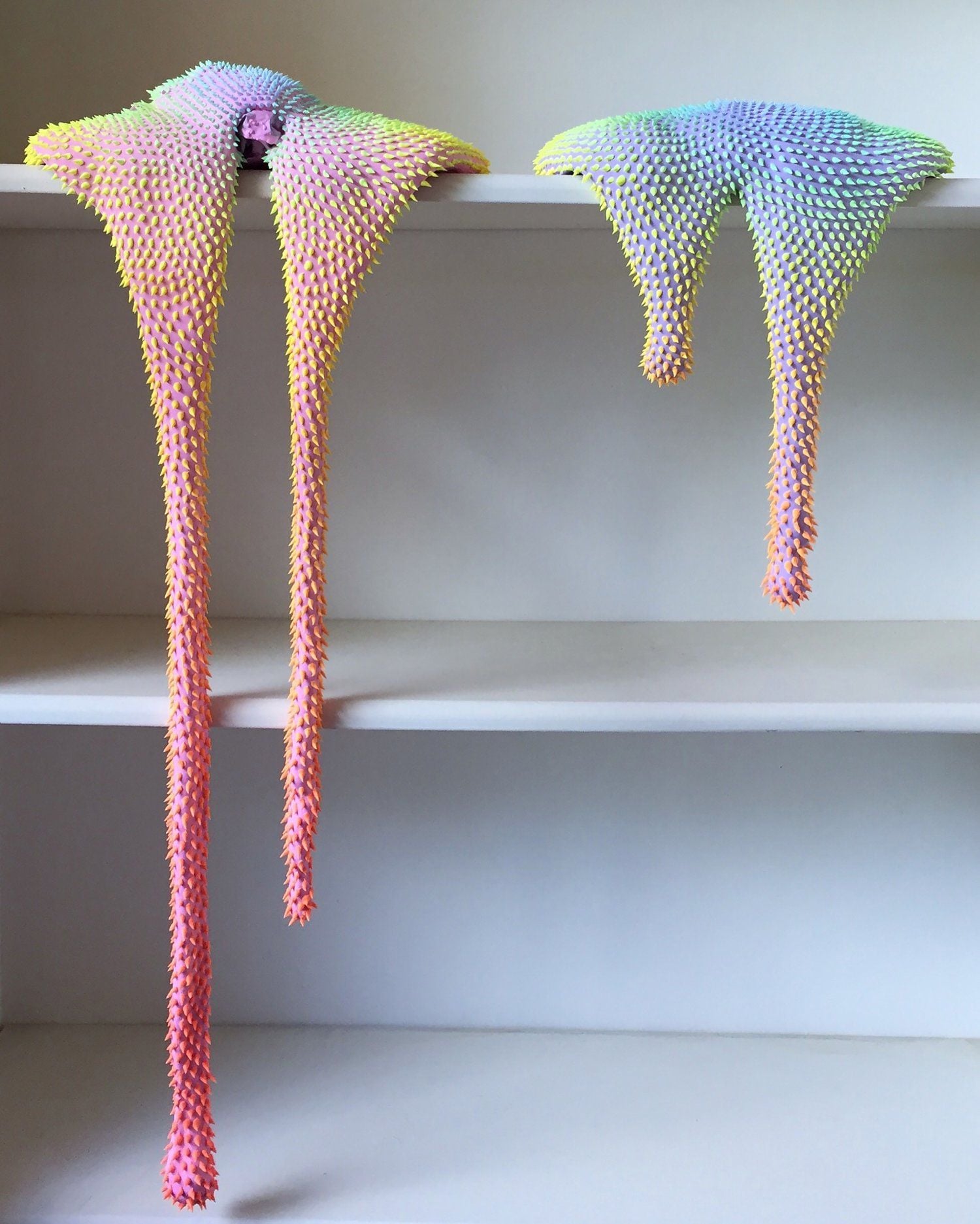 Le sculture destabilizzanti e fluorescenti di Dan Lam | Collater.al 5