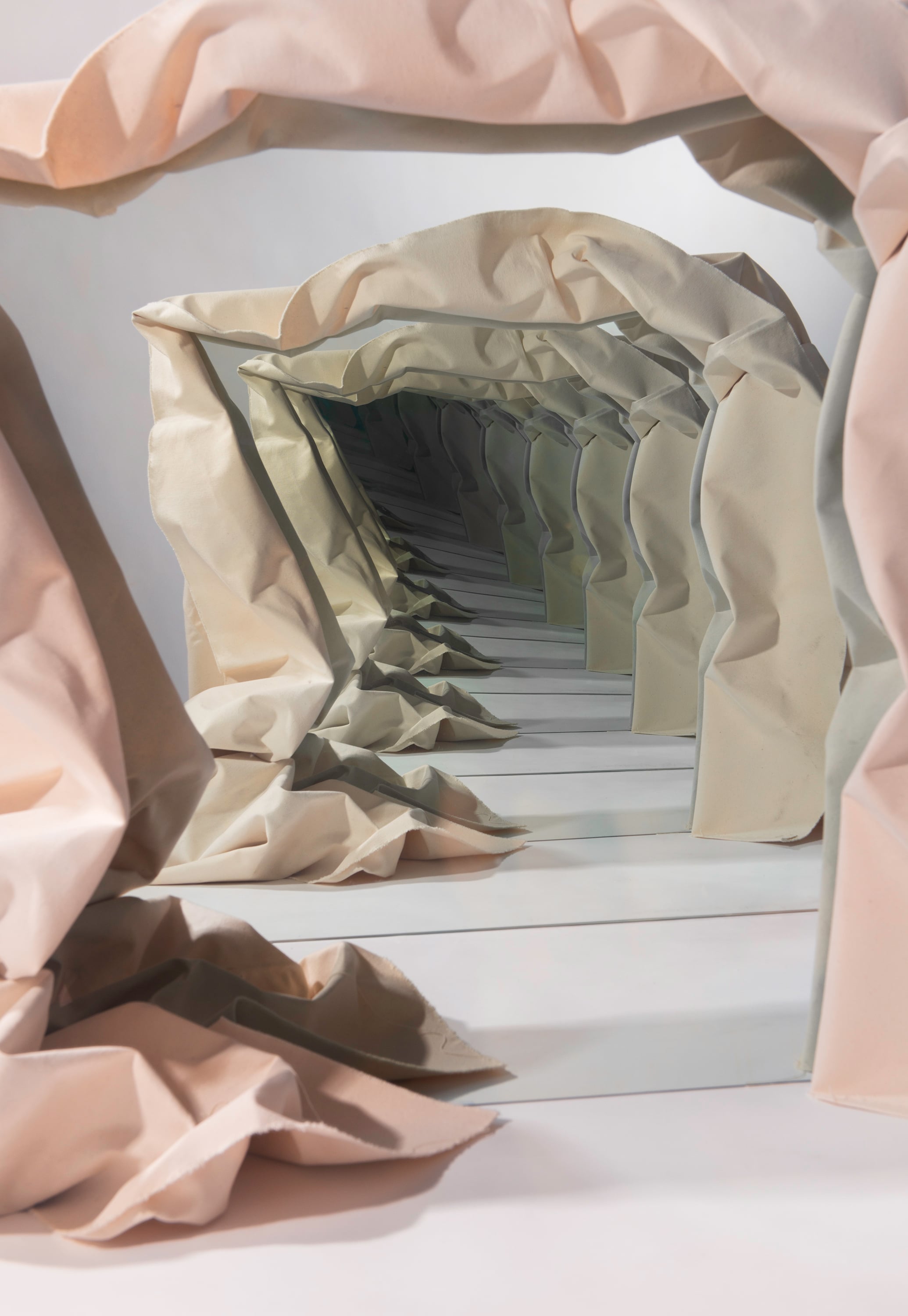 Speculations di Sarah Meyohas come Alice in Wonderland | Collater.al 11