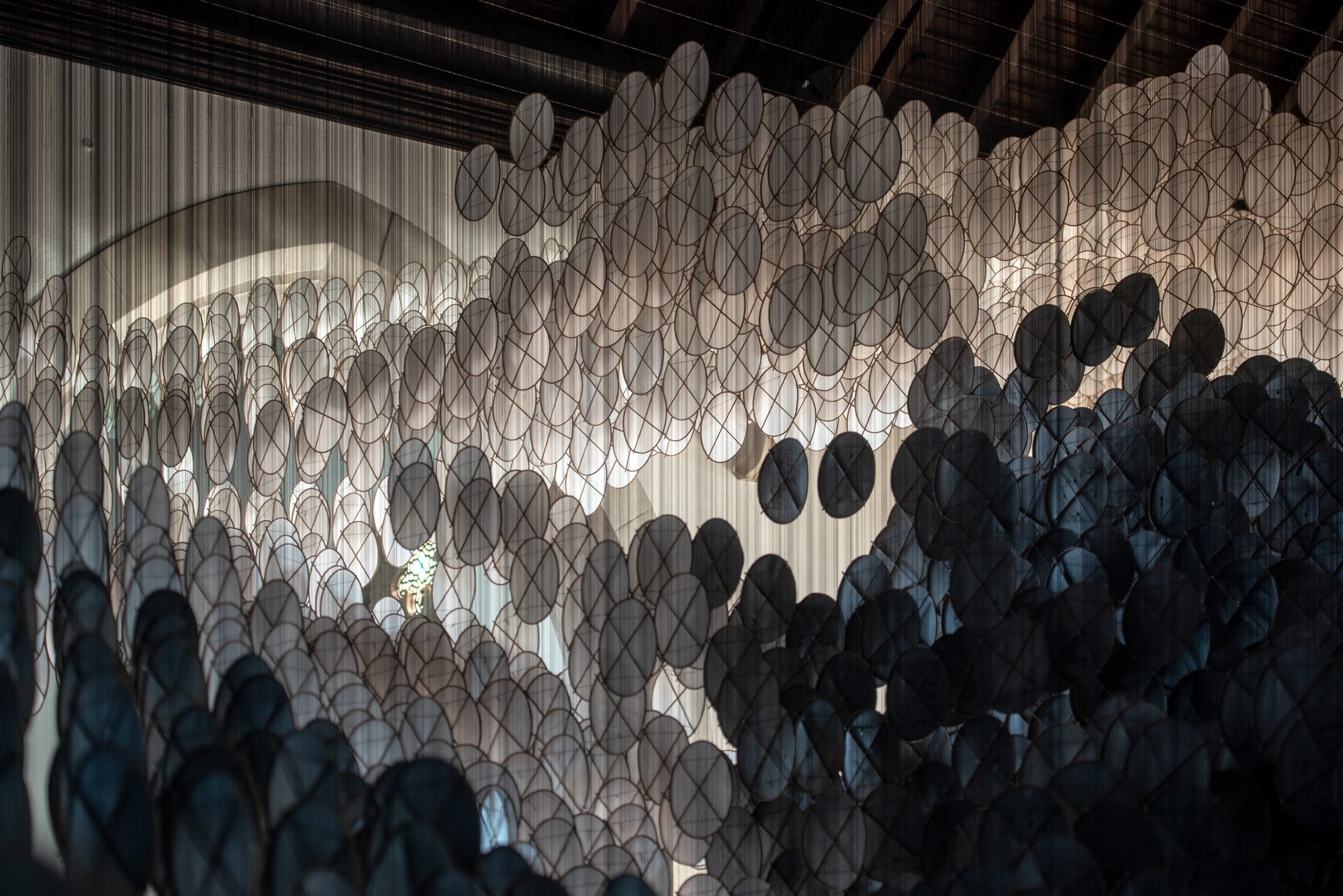 The Eclipse è la suggestiva installazione di Jacob Hashimoto | Collater.al 1