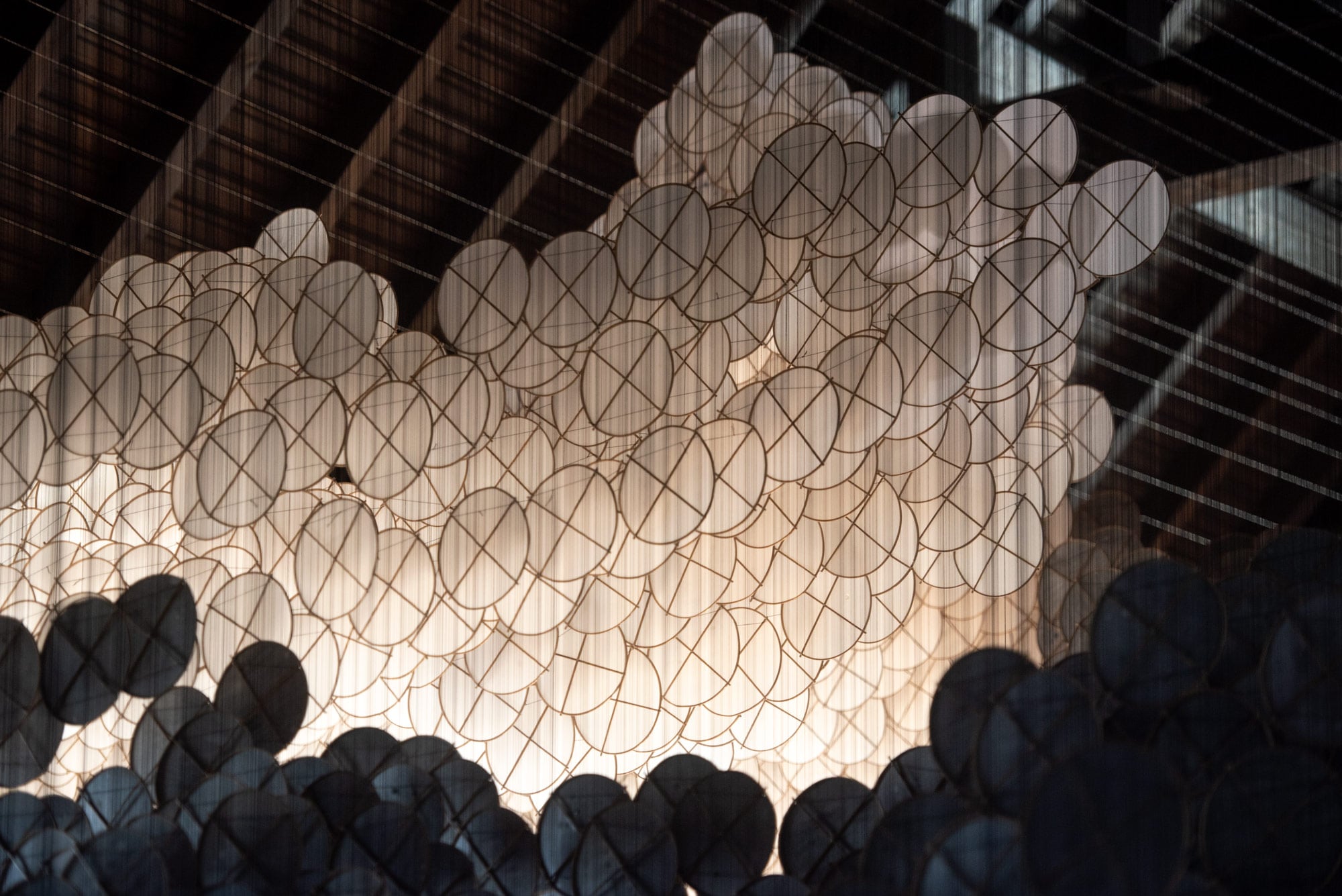 The Eclipse è la suggestiva installazione di Jacob Hashimoto | Collater.al 2