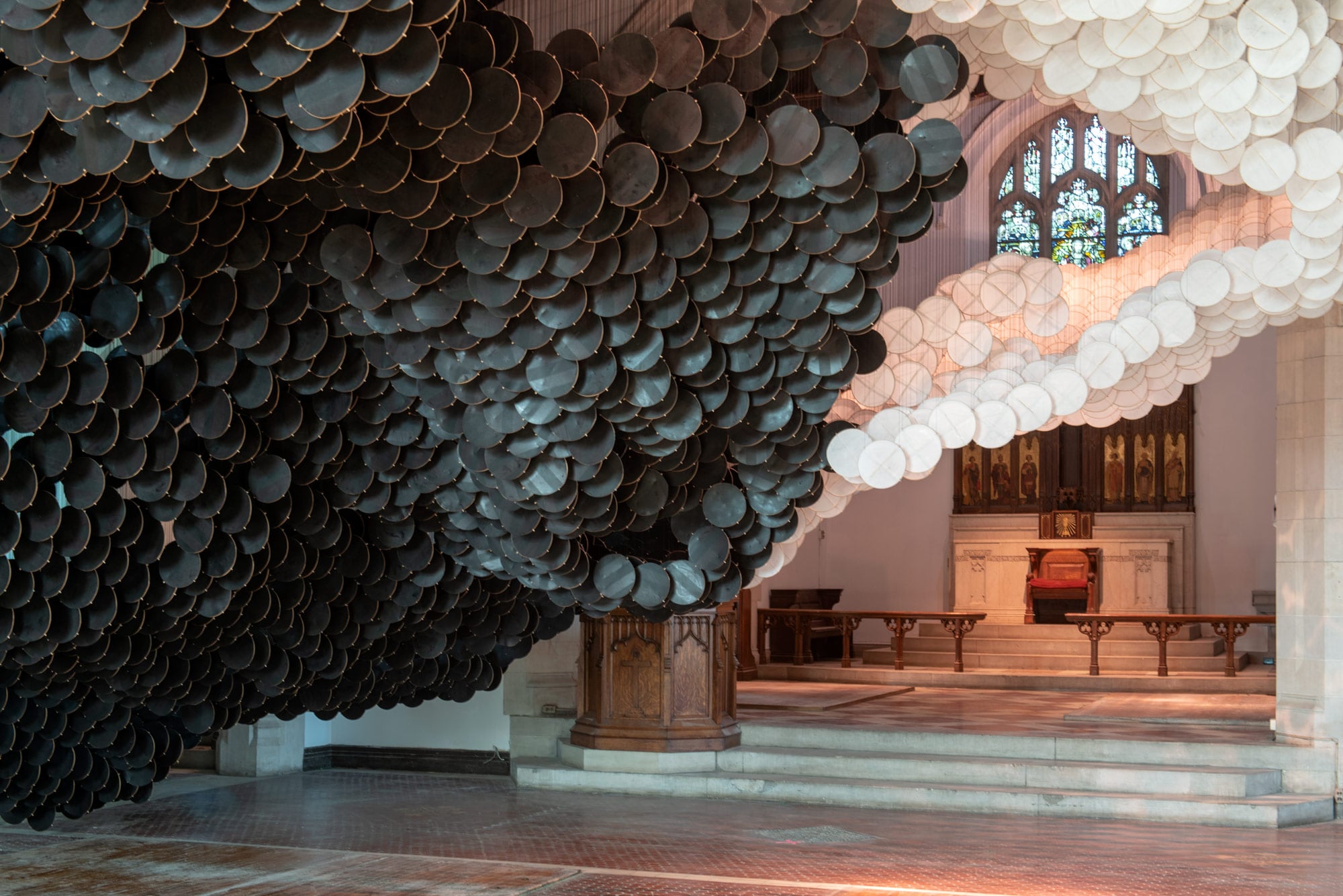 The Eclipse è la suggestiva installazione di Jacob Hashimoto | Collater.al