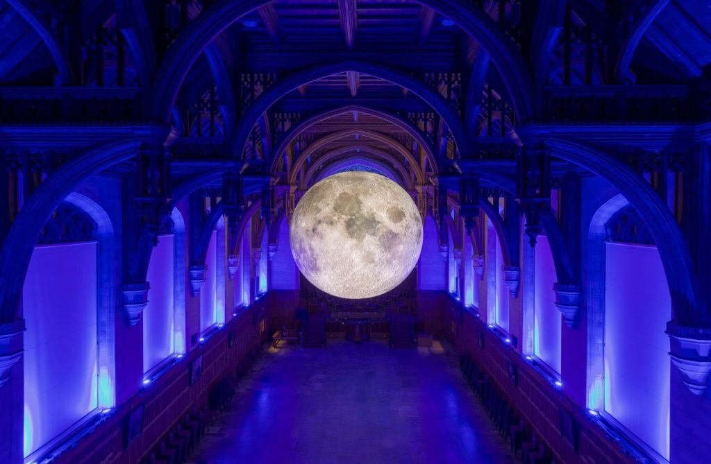 Andiamo sulla Luna, l'installazione di Luke Jerram | Collater.al