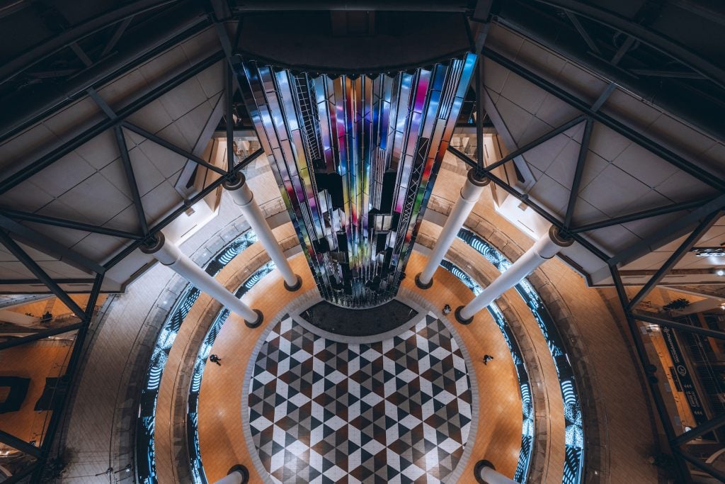 DATAFALL la cascata di acciaio colorato di Felipe Pantone a Mosca | Collater.al