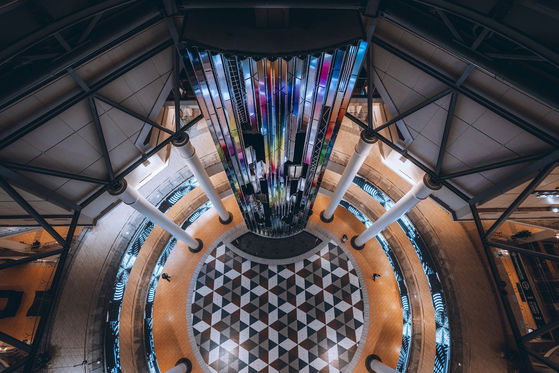 DATAFALL la cascata di acciaio colorato di Felipe Pantone a Mosca | Collater.al