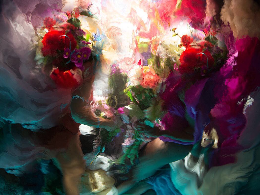 Le fotografie subacquee che sembrano quadri di Christy Lee Rogers | Collater.al