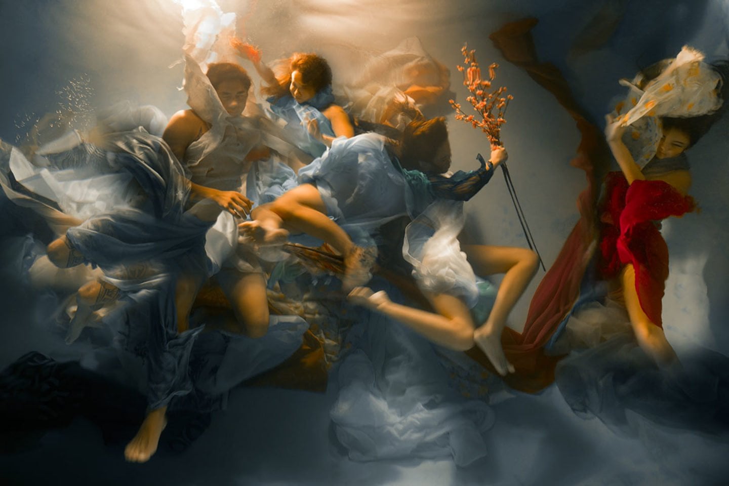 Le fotografie subacquee che sembrano quadri di Christy Lee Rogers | Collater.al