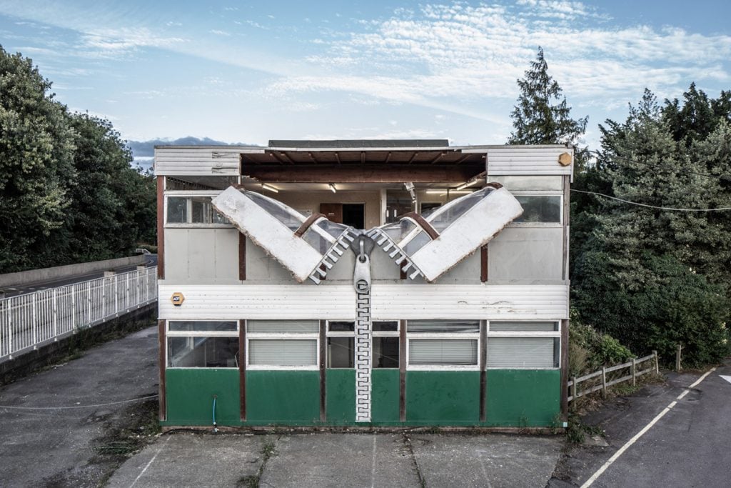 Spogliare un palazzo? Ci pensa l'artista Alex Chinneck | Collater.al