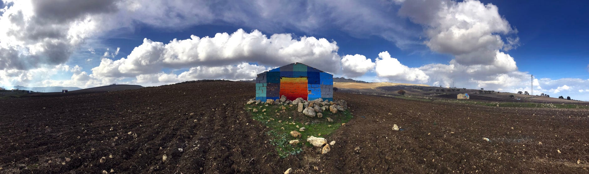 Uncommissioned Landscape Manipulation i ruderi colorati di Ligama | Collater.al