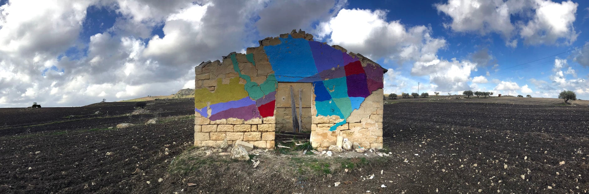 Uncommissioned Landscape Manipulation i ruderi colorati di Ligama | Collater.al