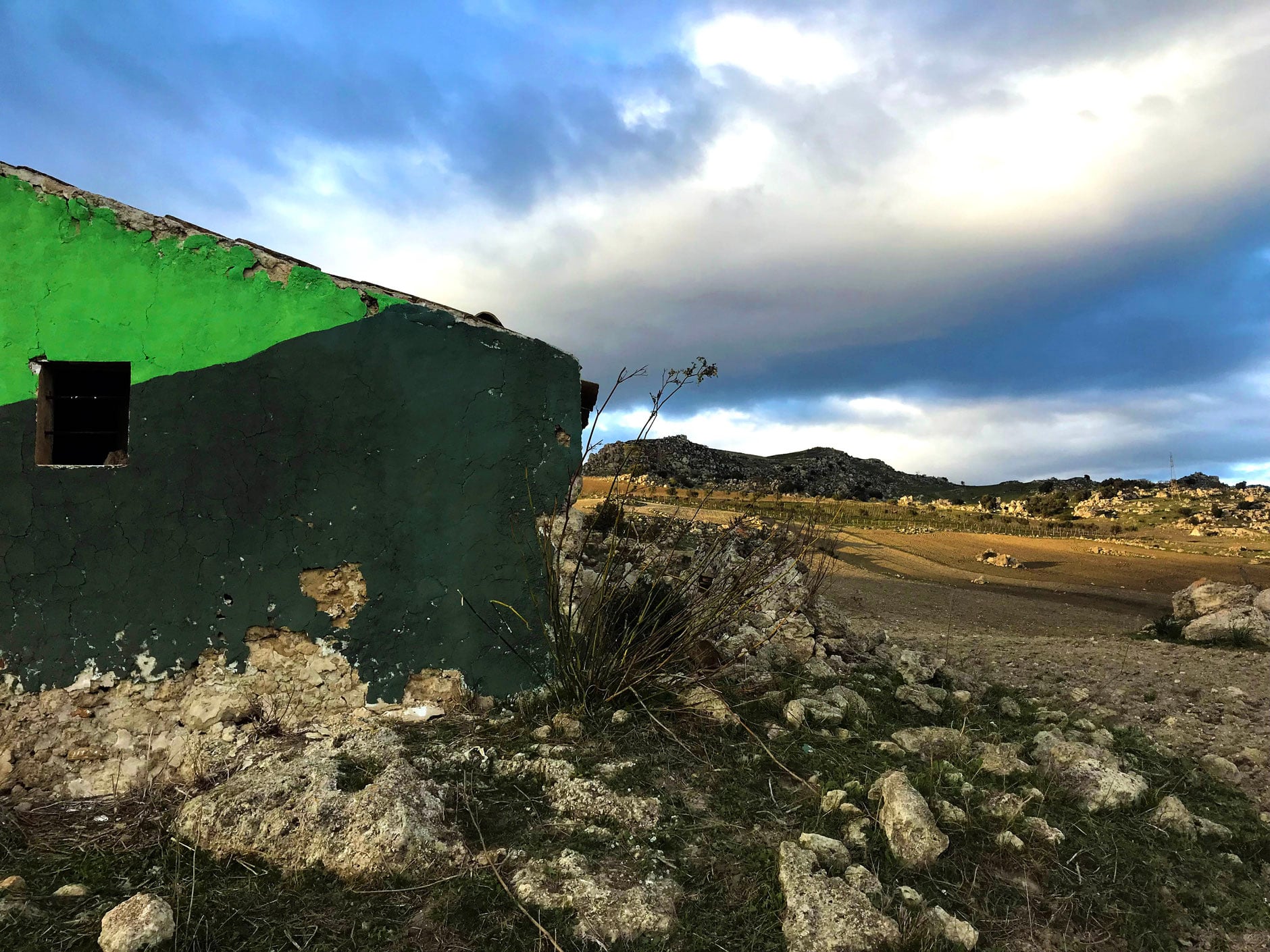 Uncommissioned Landscape Manipulation i ruderi colorati di Ligama | Collater.al