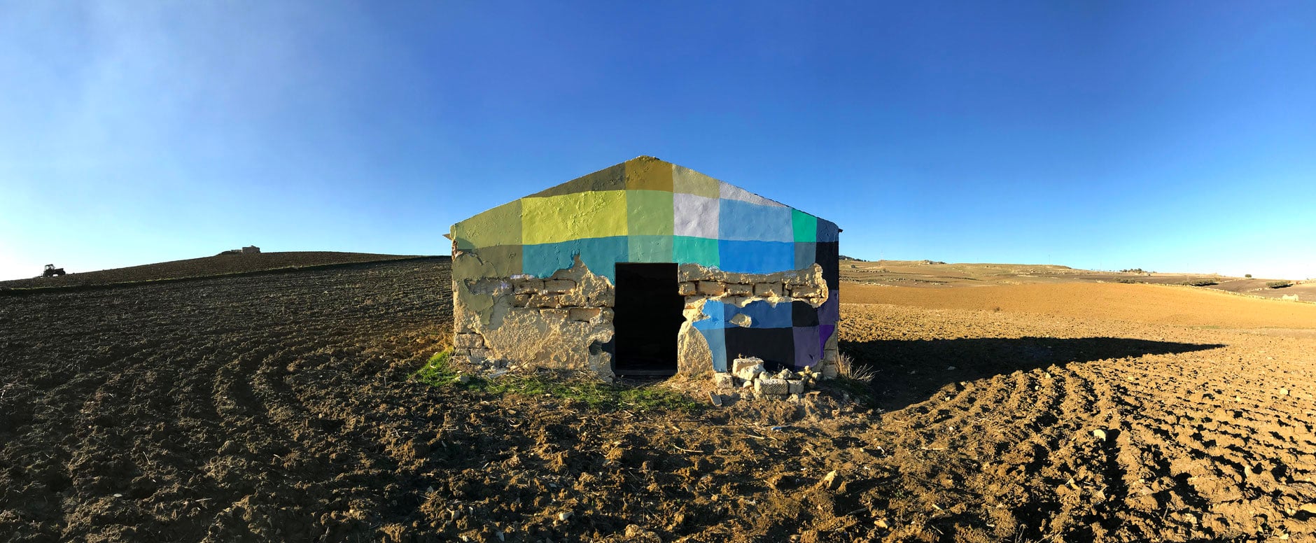 Uncommissioned Landscape Manipulation i ruderi colorati di Ligama | Collater.al