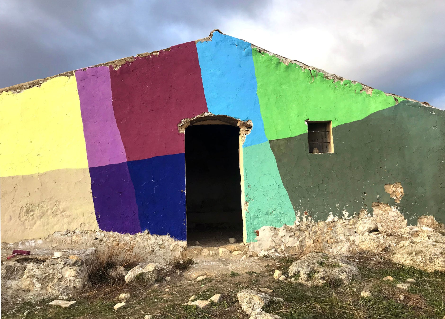 Uncommissioned Landscape Manipulation i ruderi colorati di Ligama | Collater.al