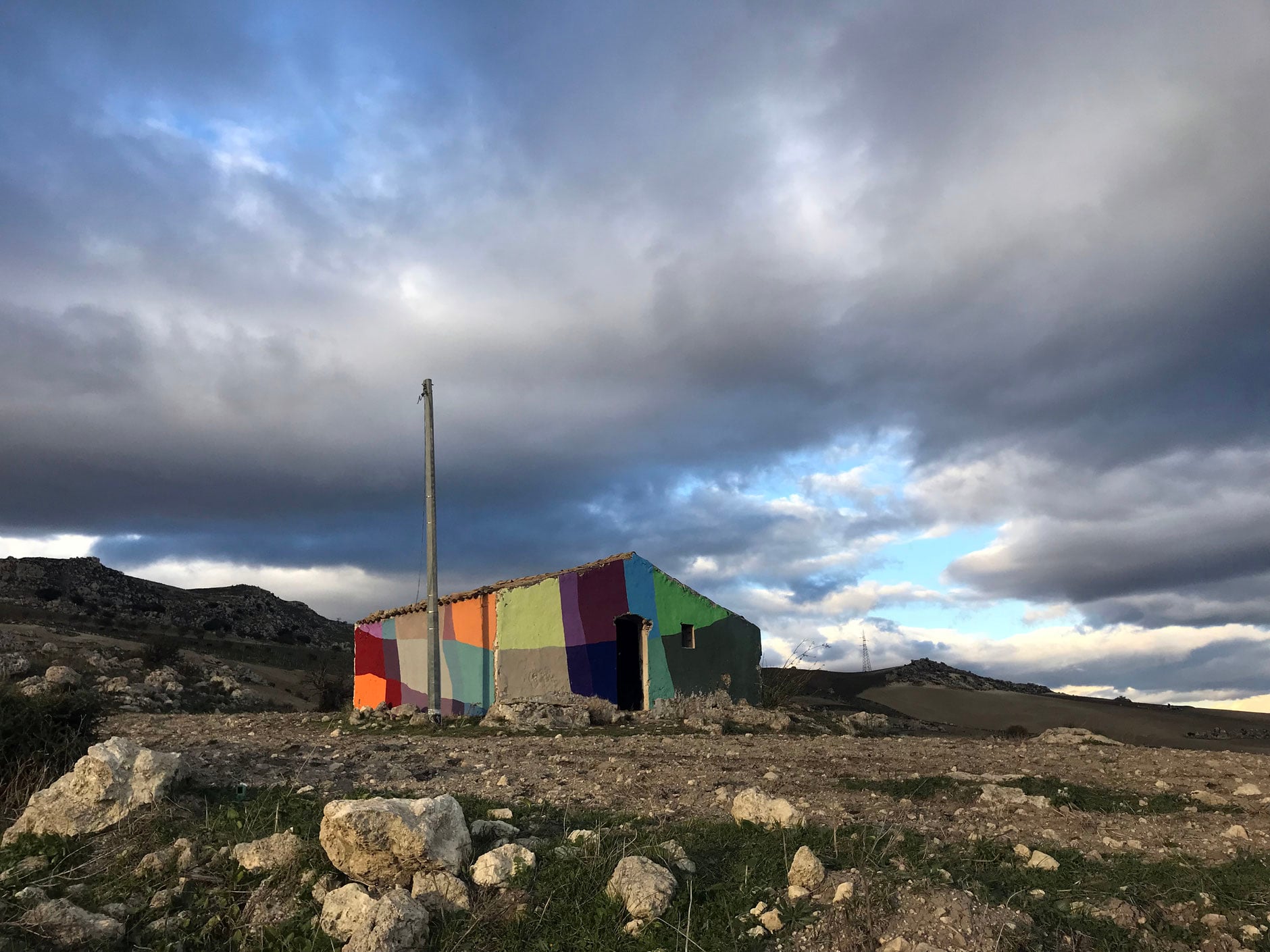 Uncommissioned Landscape Manipulation i ruderi colorati di Ligama | Collater.al