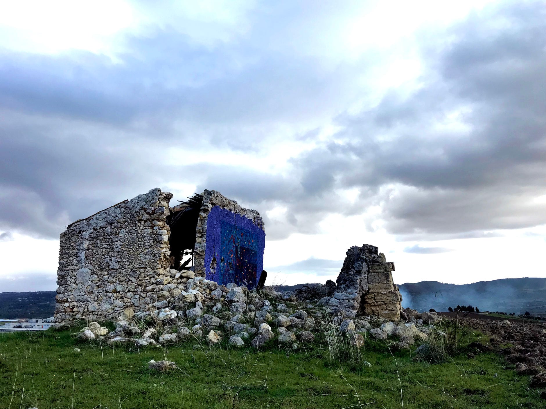 Uncommissioned Landscape Manipulation i ruderi colorati di Ligama | Collater.al