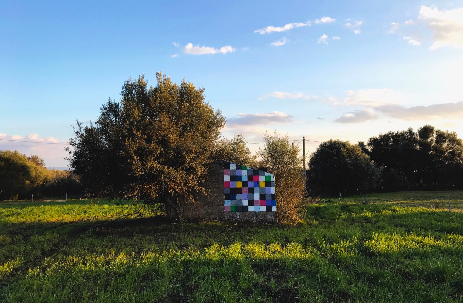 Uncommissioned Landscape Manipulation i ruderi colorati di Ligama | Collater.al