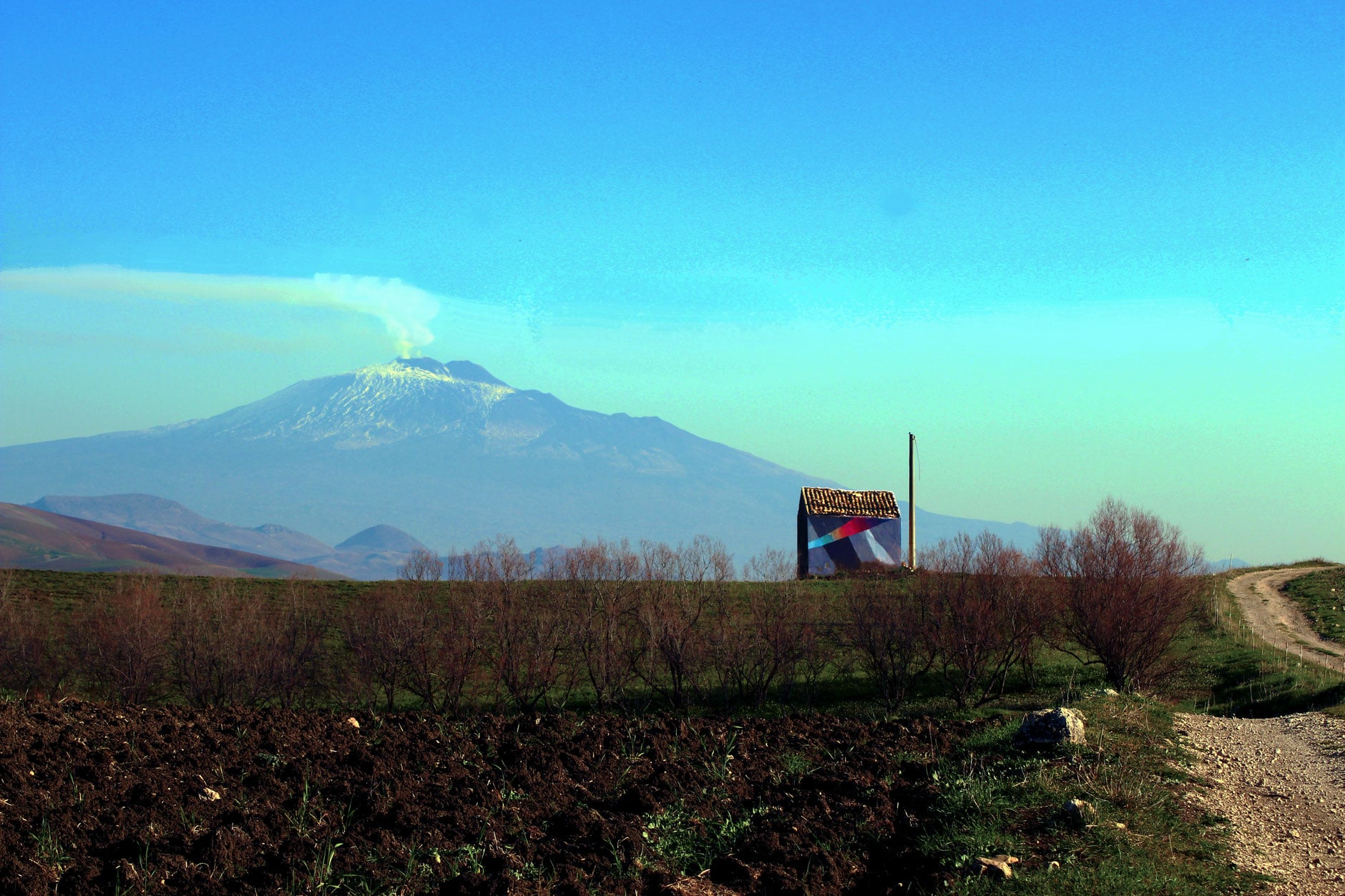 Uncommissioned Landscape Manipulation i ruderi colorati di Ligama | Collater.al