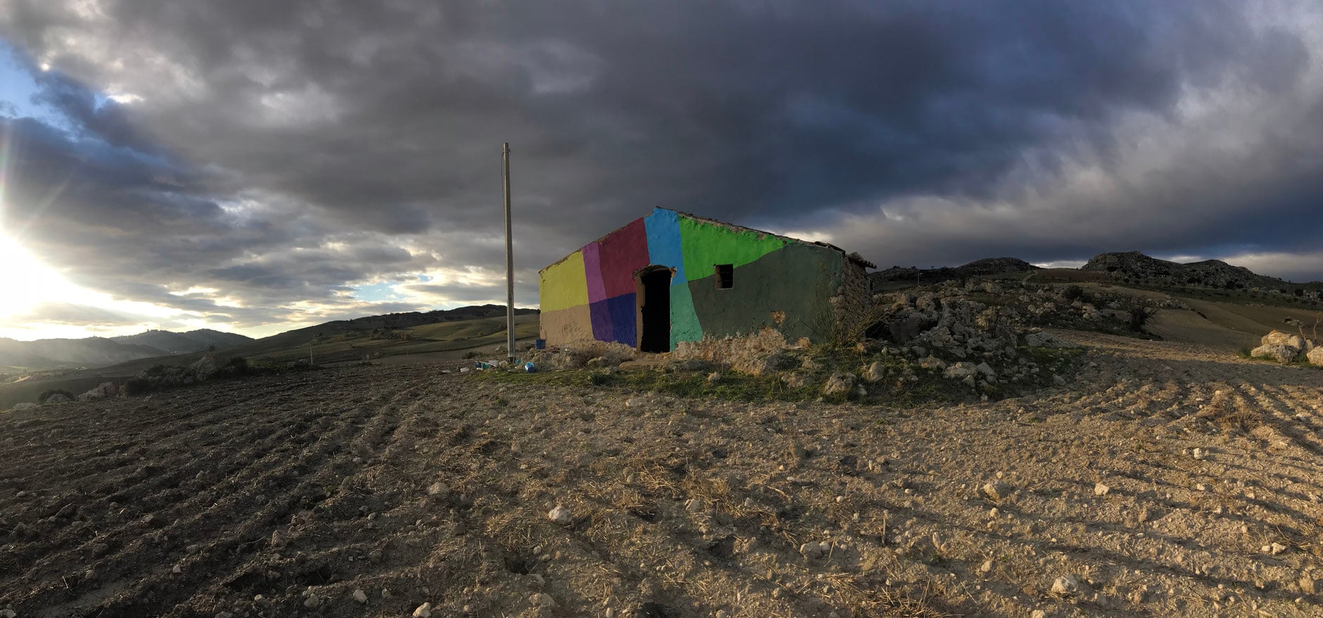 Uncommissioned Landscape Manipulation i ruderi colorati di Ligama | Collater.al