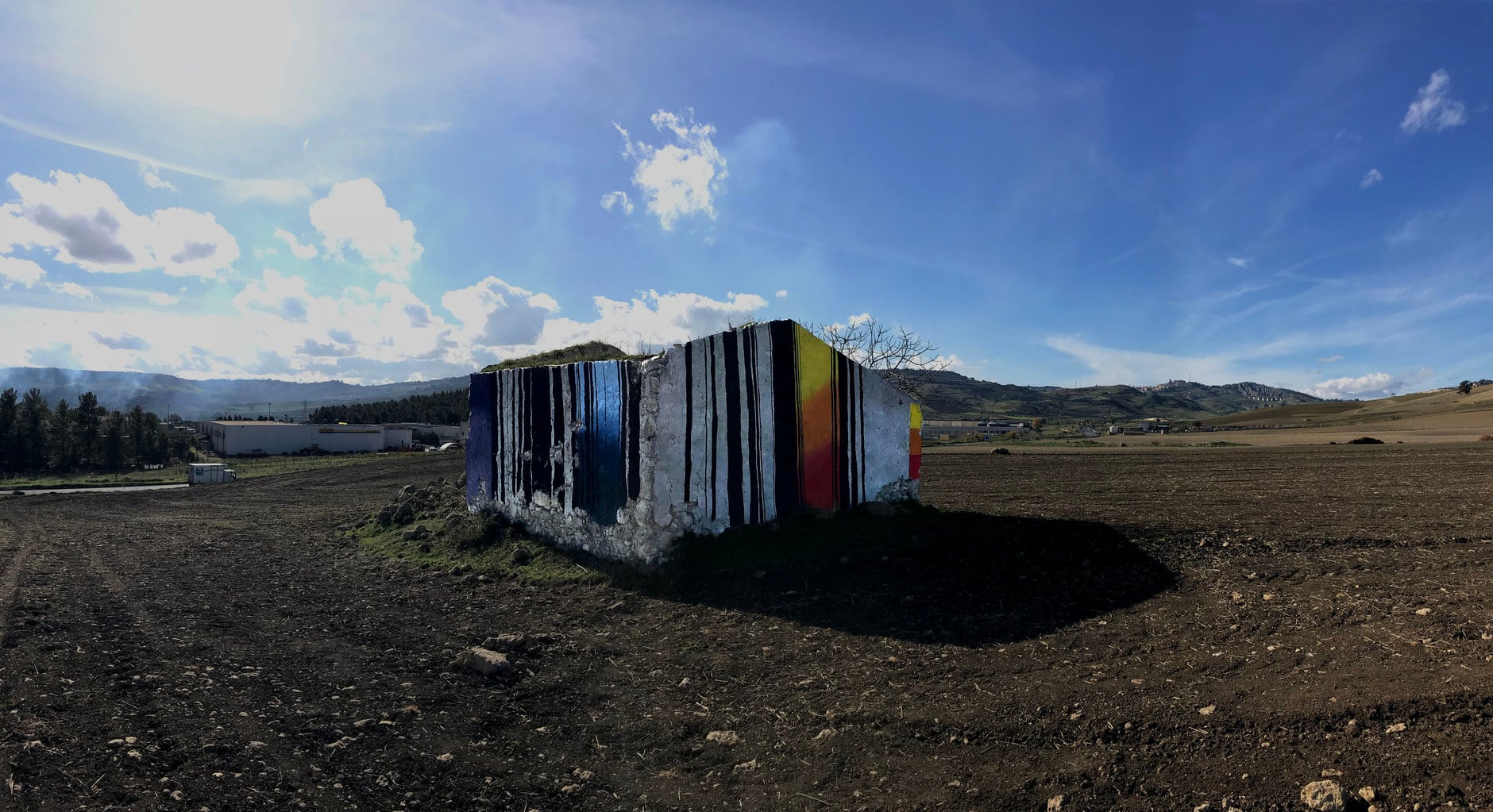 Uncommissioned Landscape Manipulation i ruderi colorati di Ligama | Collater.al
