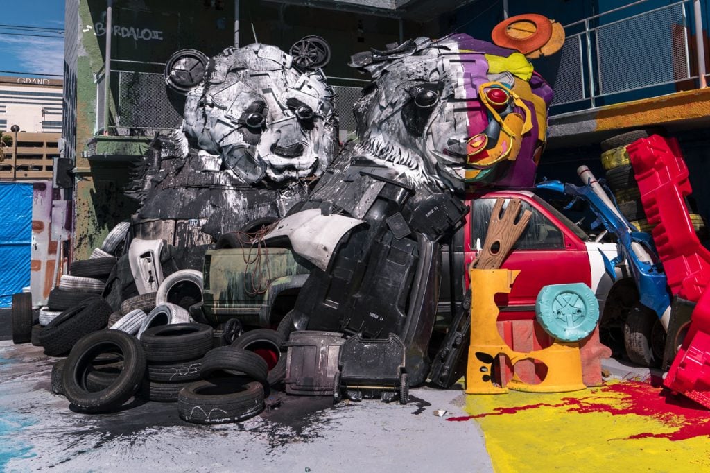 Animali fatti di rifiuti, l'installazione-protesta di Bordalo II | Collater.al