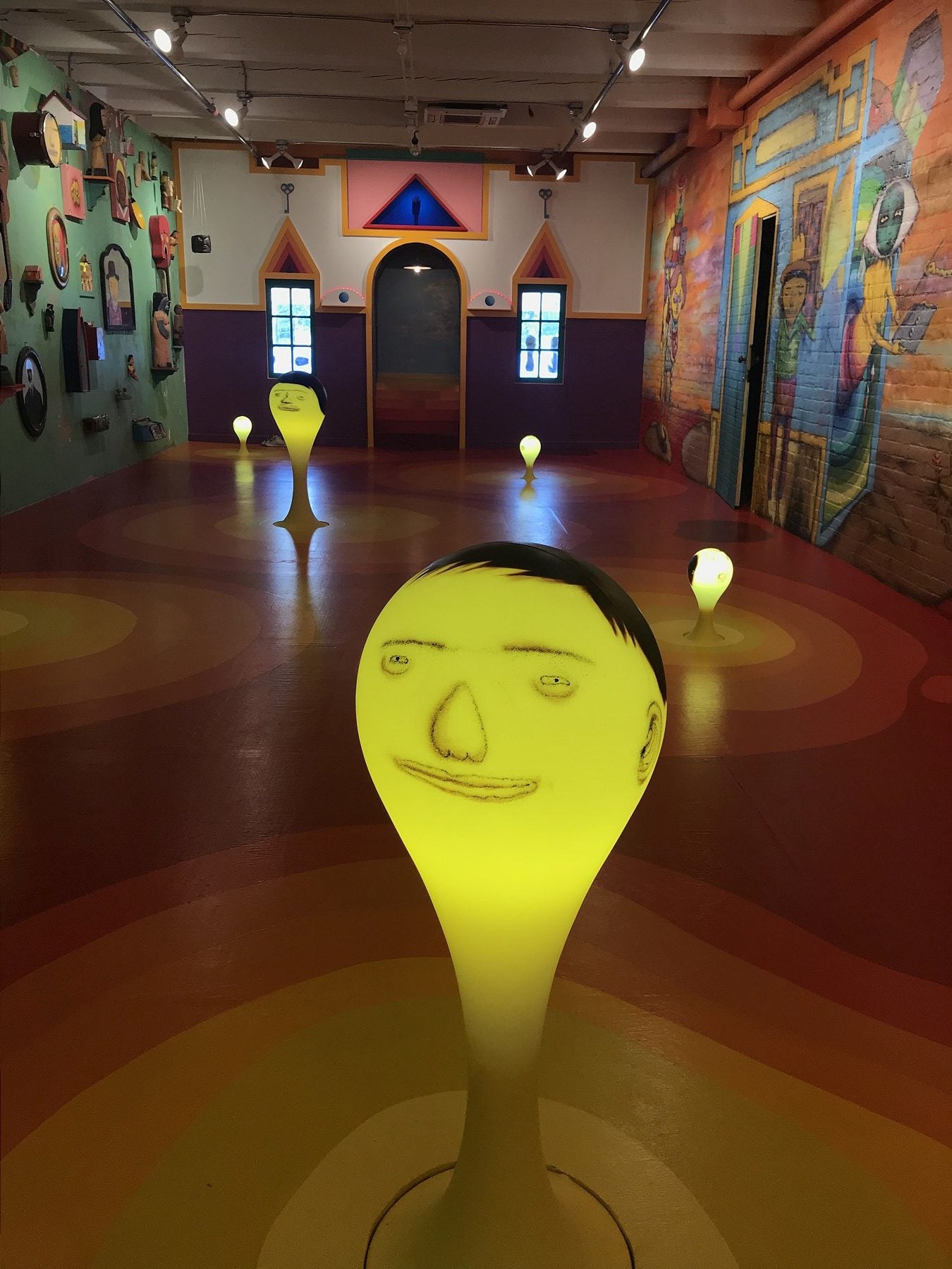 La mostra immersiva di OSGEMEOS, tra street e folk art | Collater.al